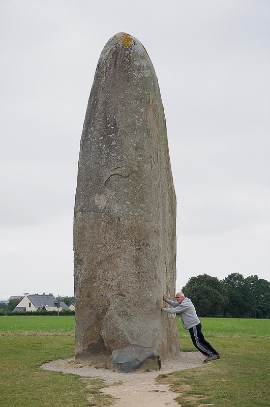 Bretagne 09-2012 D35_0640 als Smart-Objekt-1 Kopie.jpg - Einer von vielen sogenannten Menhir Steinen ( bedeutet : langer Stein ). Diese Kultsteine bestehen größtenteils aus Granit  Kalk und Sandsteinen die wegen ihrer Größe aus der näheren Umgebung stammten.